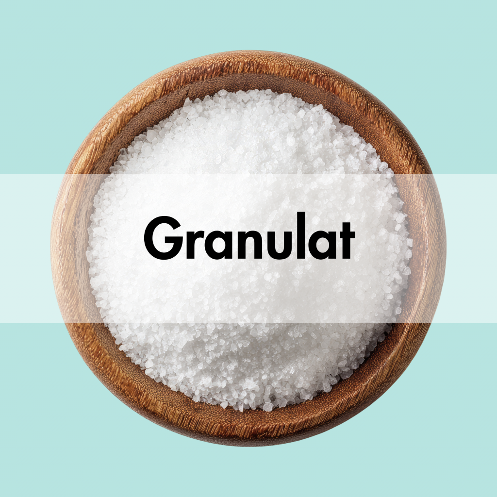 Eine Holzschale mit grobem Salz und dem Text „Granulat“.