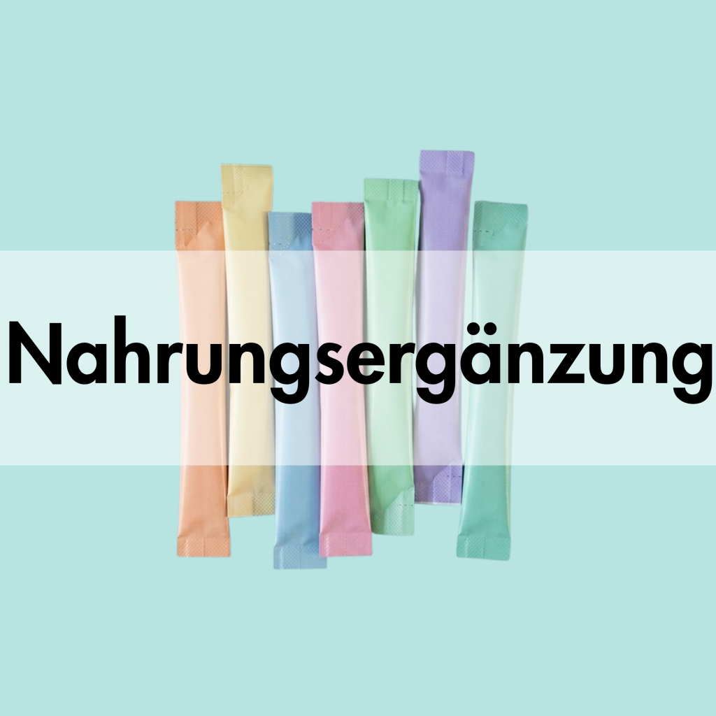 Sieben schmale Portionsbeutel (Sticks) in verschiedenen Pastellfarben, die aufrecht nebeneinander vor einem hellblauen Hintergrund angeordnet sind, überlagert von einem weißen Banner mit dem schwarzen Schriftzug „Nahrungsergänzung“.